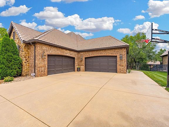 2nd image of 2214 N Lindsay Cir