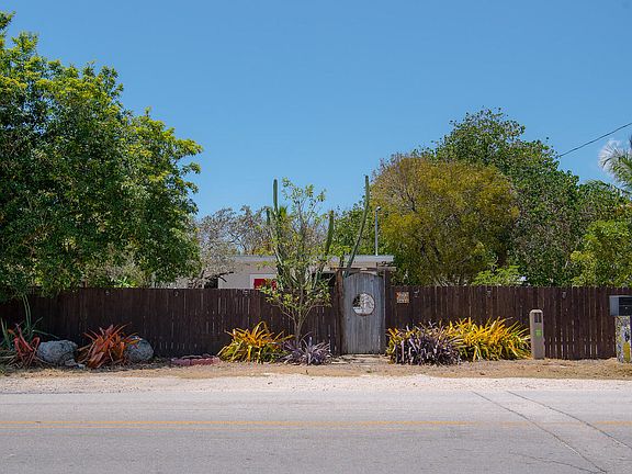 3rd image of 804 Burton Dr