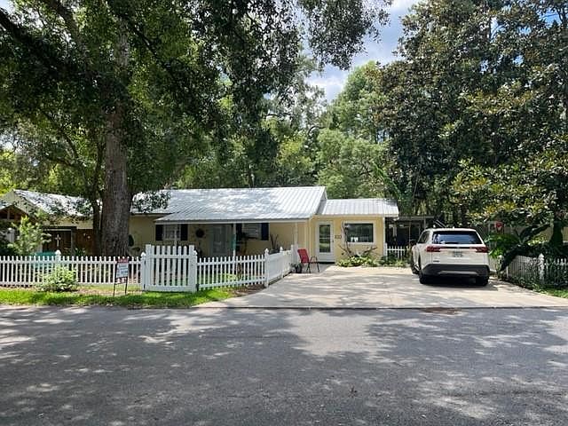 1st image of 123 Redfern Dr