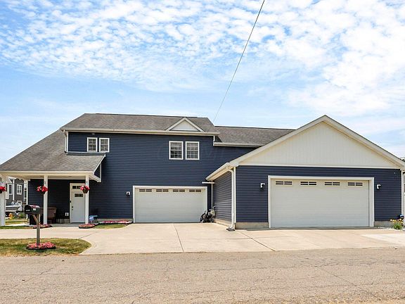 3rd image of 13565 Gearhart St NE