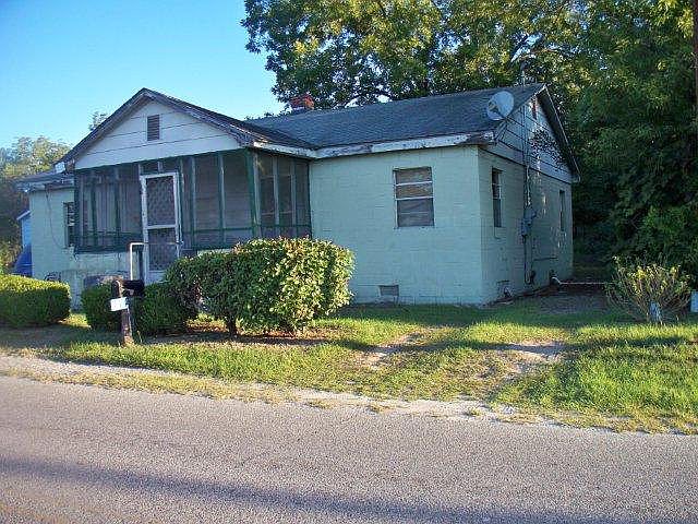 2nd image of 109 SE Railroad St
