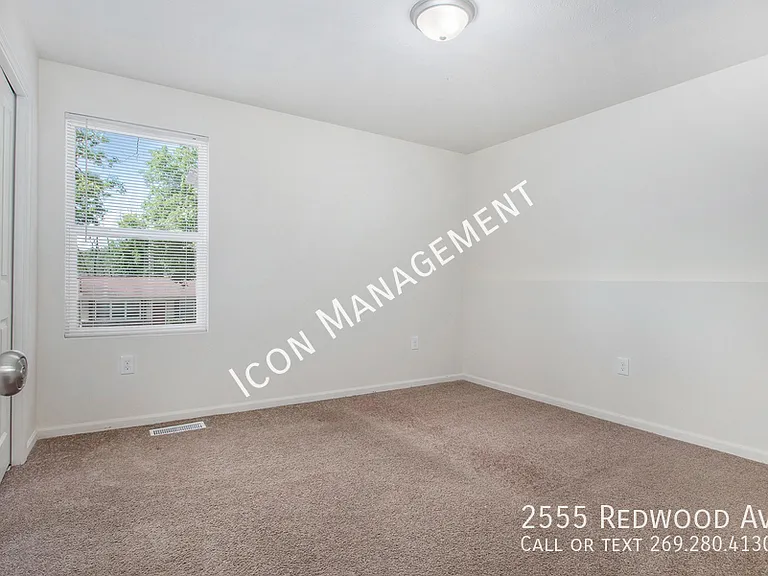 2555 Redwood Ave — Photo 17