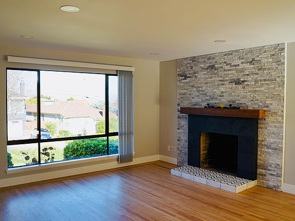 Living room w/ fireplace