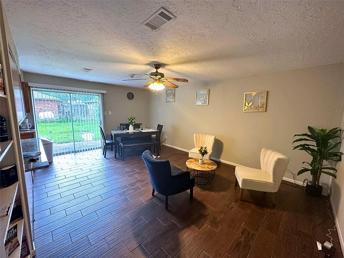Building Photo - 9939 Valley Park Dr