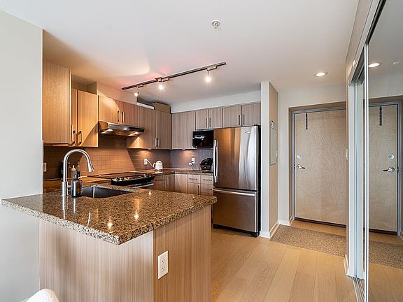 5th image of 14 Begbie St #1410
