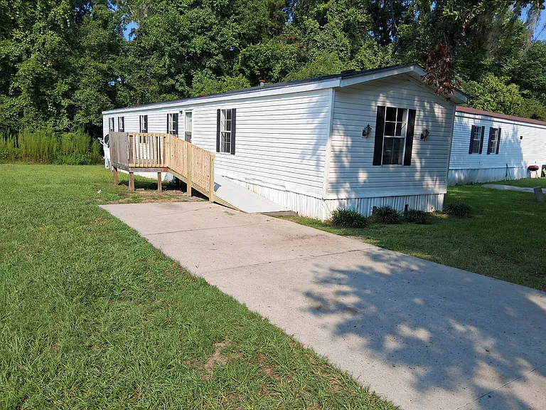 1261 Stoneybrook Dr — Photo 2