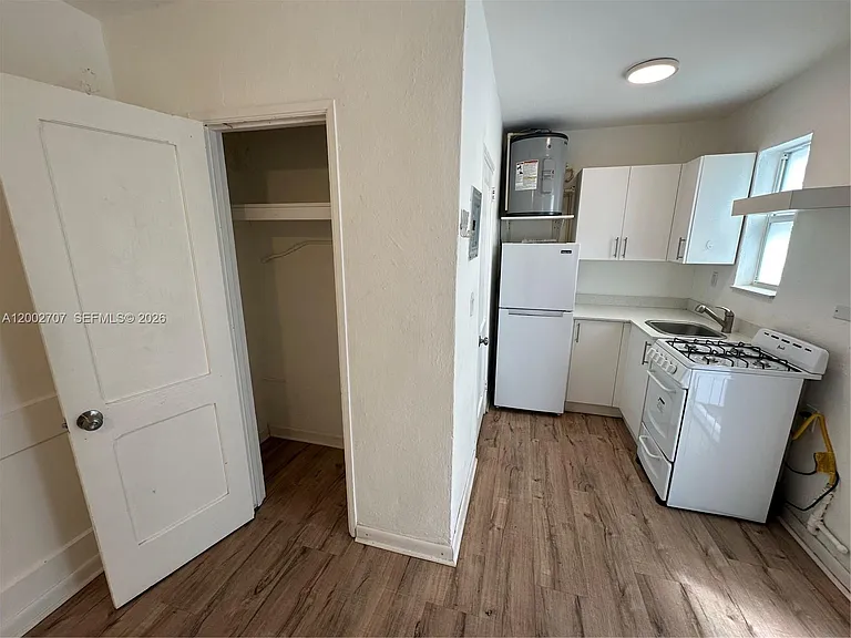 480 SW 10th St #8 — Photo 3