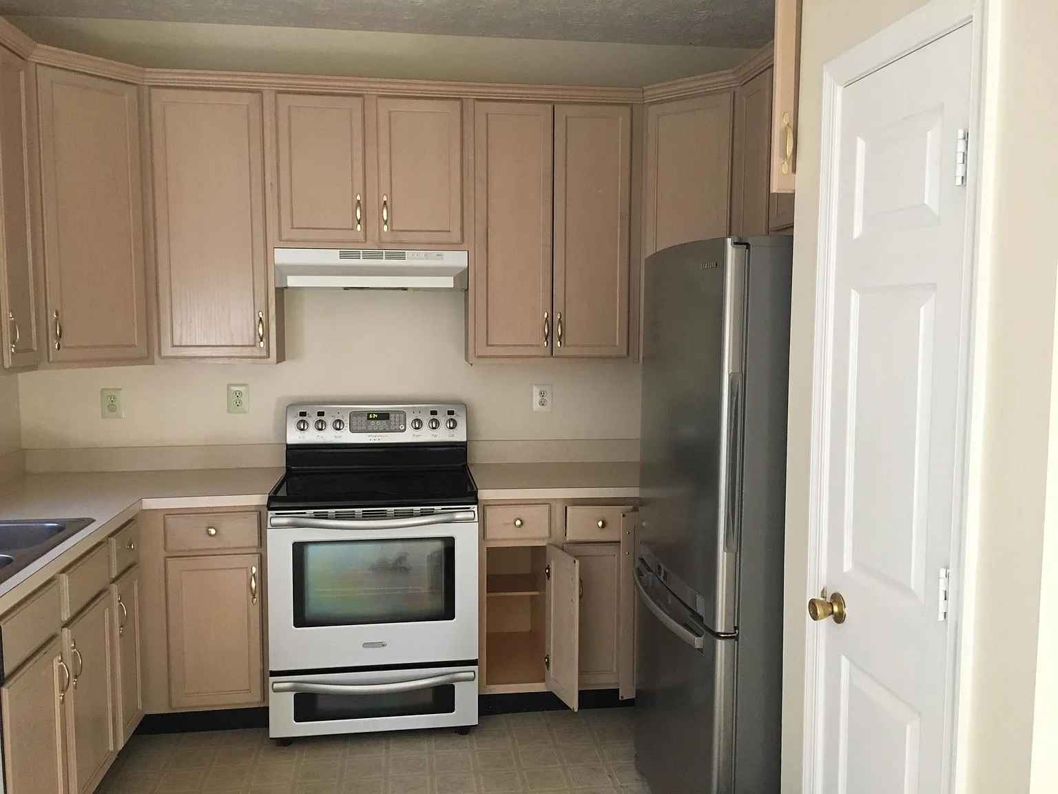 3 bed, 2.5 bath, 1960 sqft, $2,725 — Photo 2