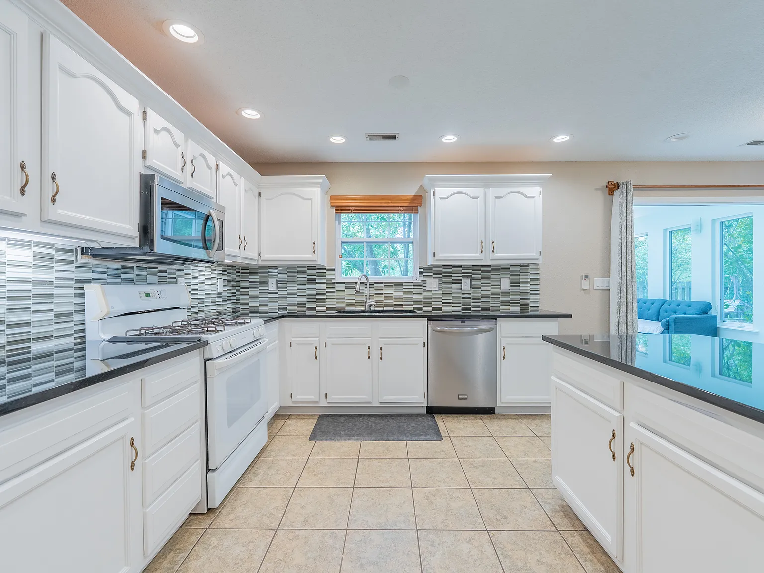 4 bed, 2601 sqft, $2,750 — Photo 4