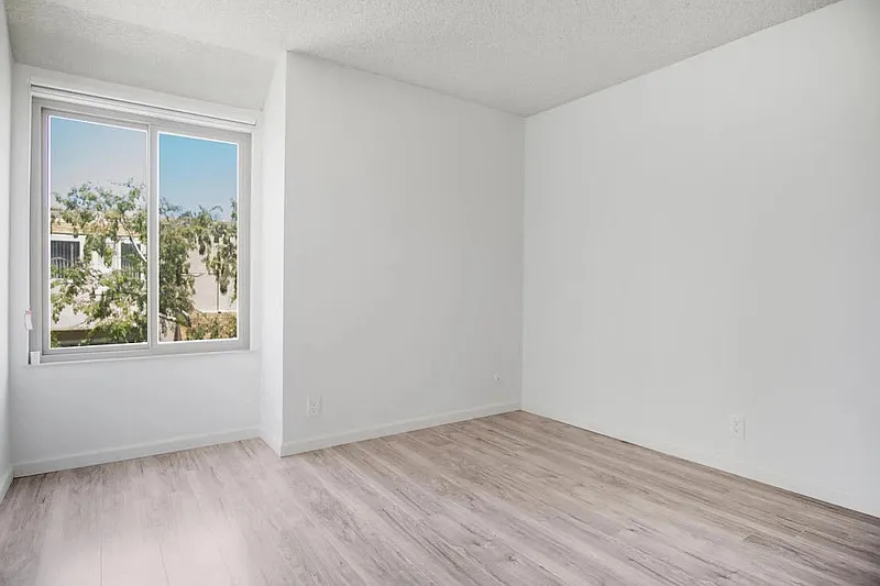 490 Auburn Way — Photo 3