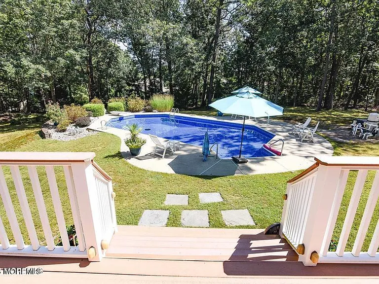14 Bittersweet Dr — Photo 36