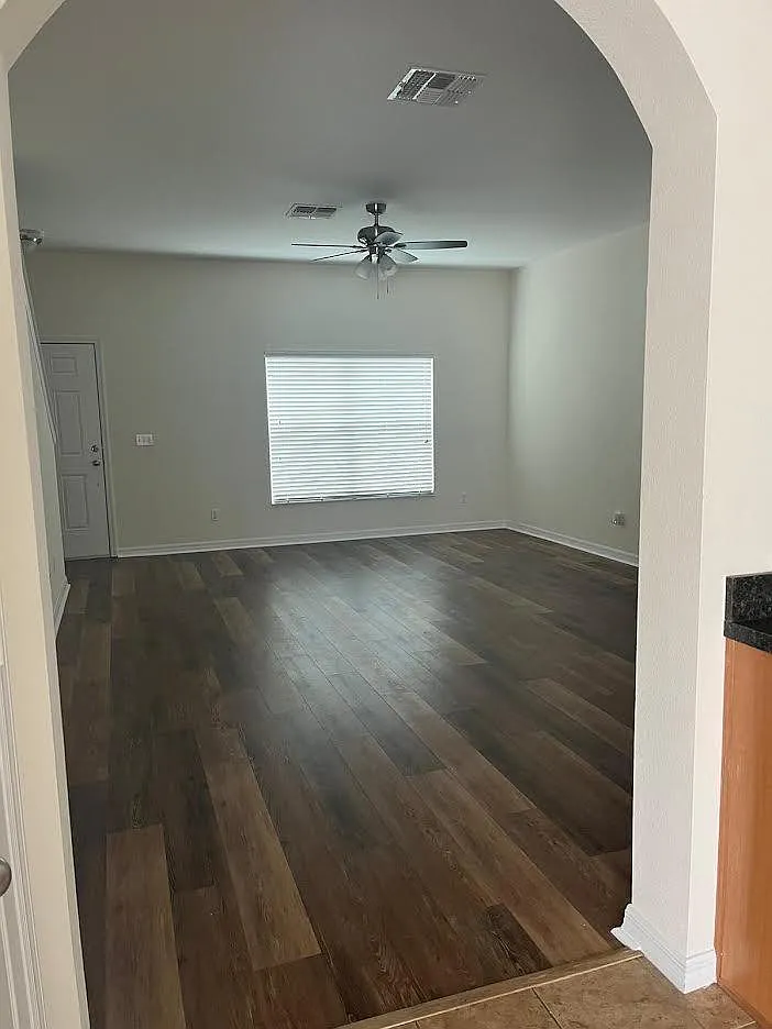 2 bed, 2.5 bath, 1324 sqft, $2,000 — Photo 2