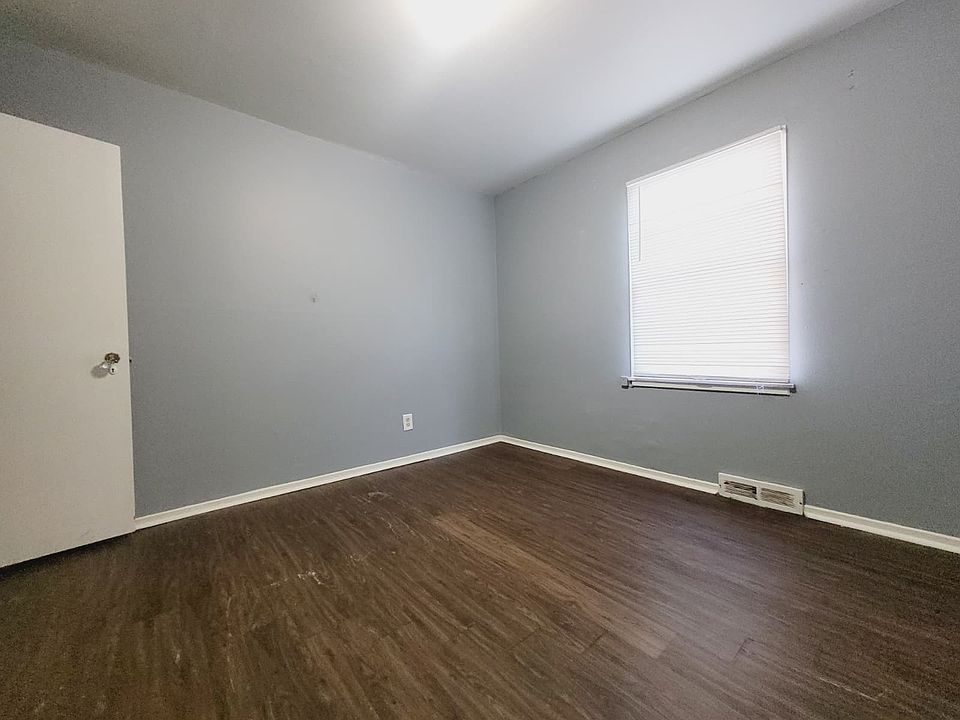 1st image of 922 W 4th St