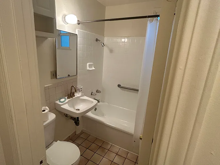 212 1/2 E Maple Ave #C — Photo 9