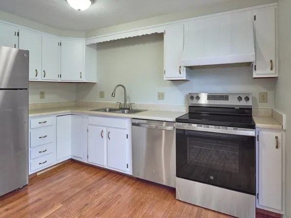 270 Sunderland Rd APT 40, Worcester, MA 01604