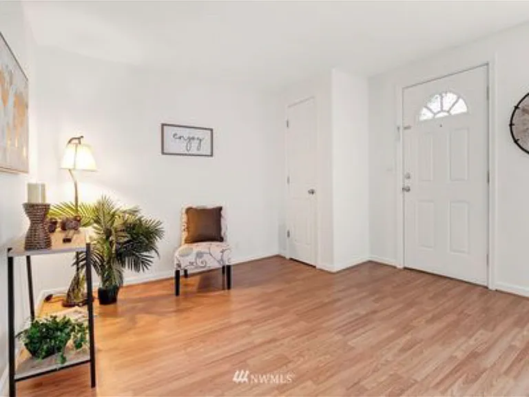 1417 Grand Ave — Photo 3
