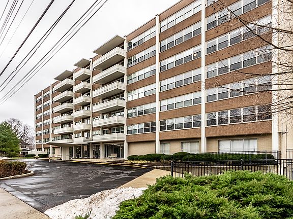4th image of 25 E 40th St APT 6A