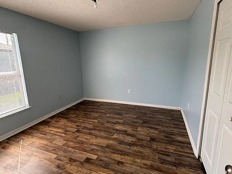 1001 Eiffel Ln — Photo 20