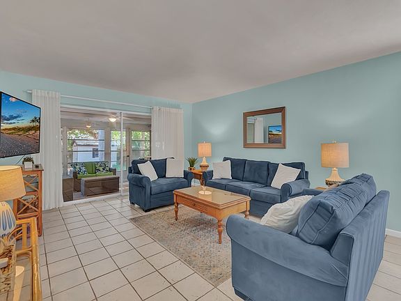 5th image of 655 Dahlia Ln