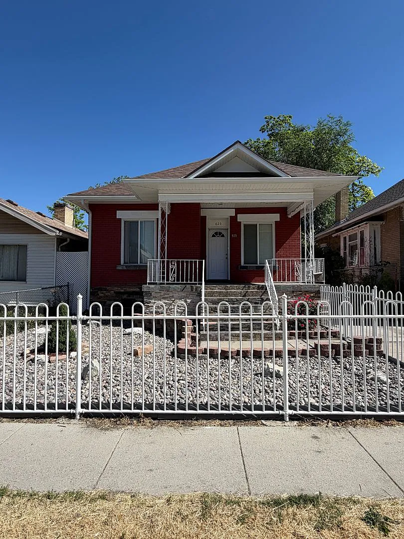 Get $875 Off The First Months Rent — Photo 2