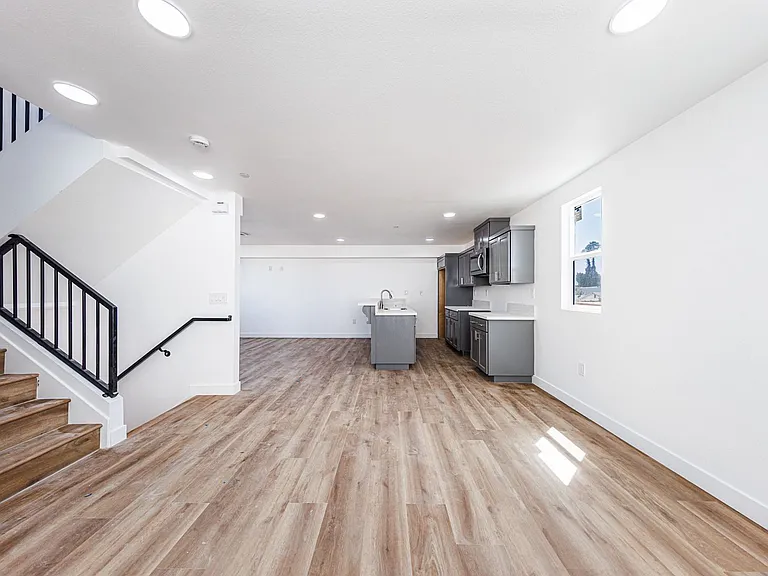 Huge 2, 3 & 4 Bed 2026 Townhomes — Photo 16