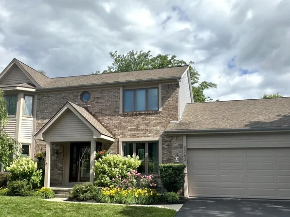 2252 Cedarwood Dr, Maumee, OH 43537