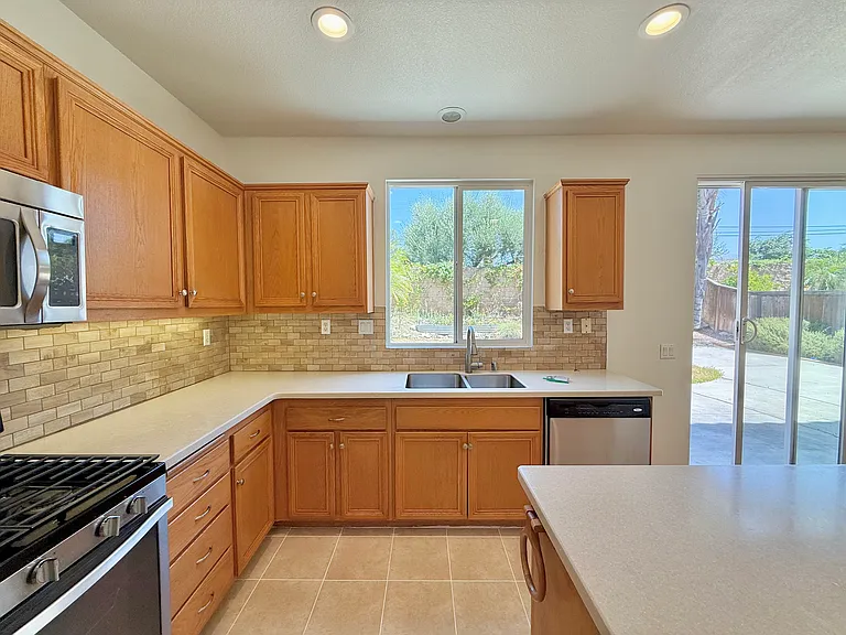 590 Rosemere Ln — Photo 7