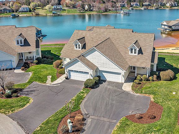 3rd image of 50 Brooke Dr