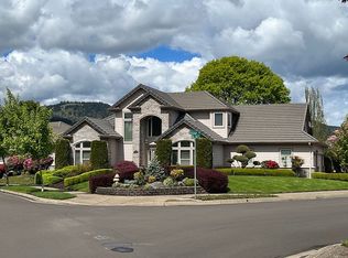 946 McKenzie Crest Dr, Springfield, OR 97477