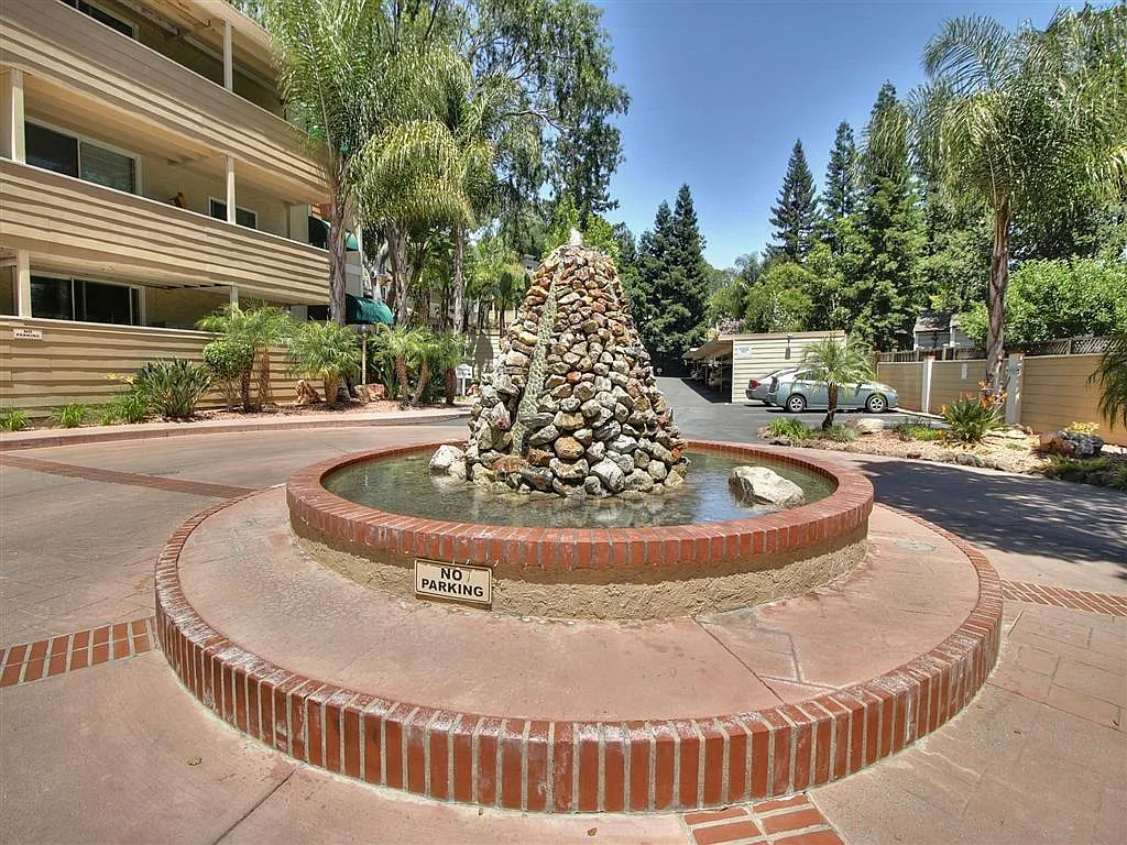121 Massol Ave #774fa2767 photo 1