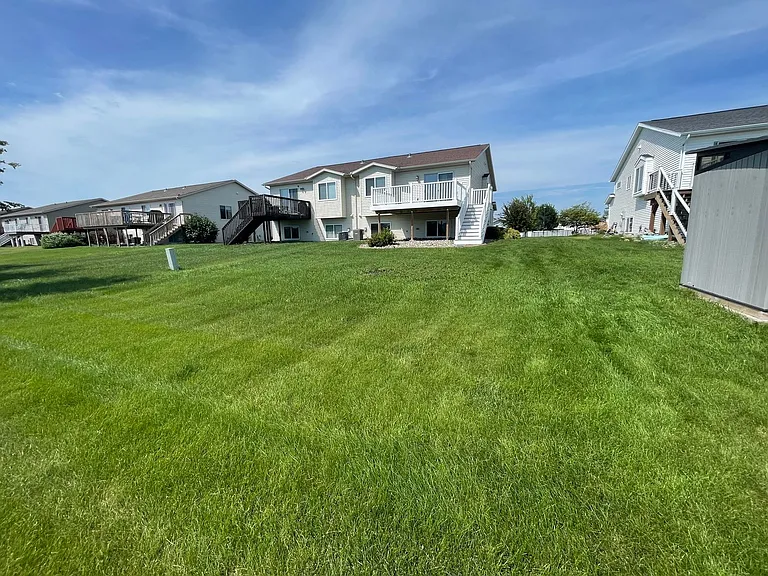 1074 Parkway Dr — Photo 3