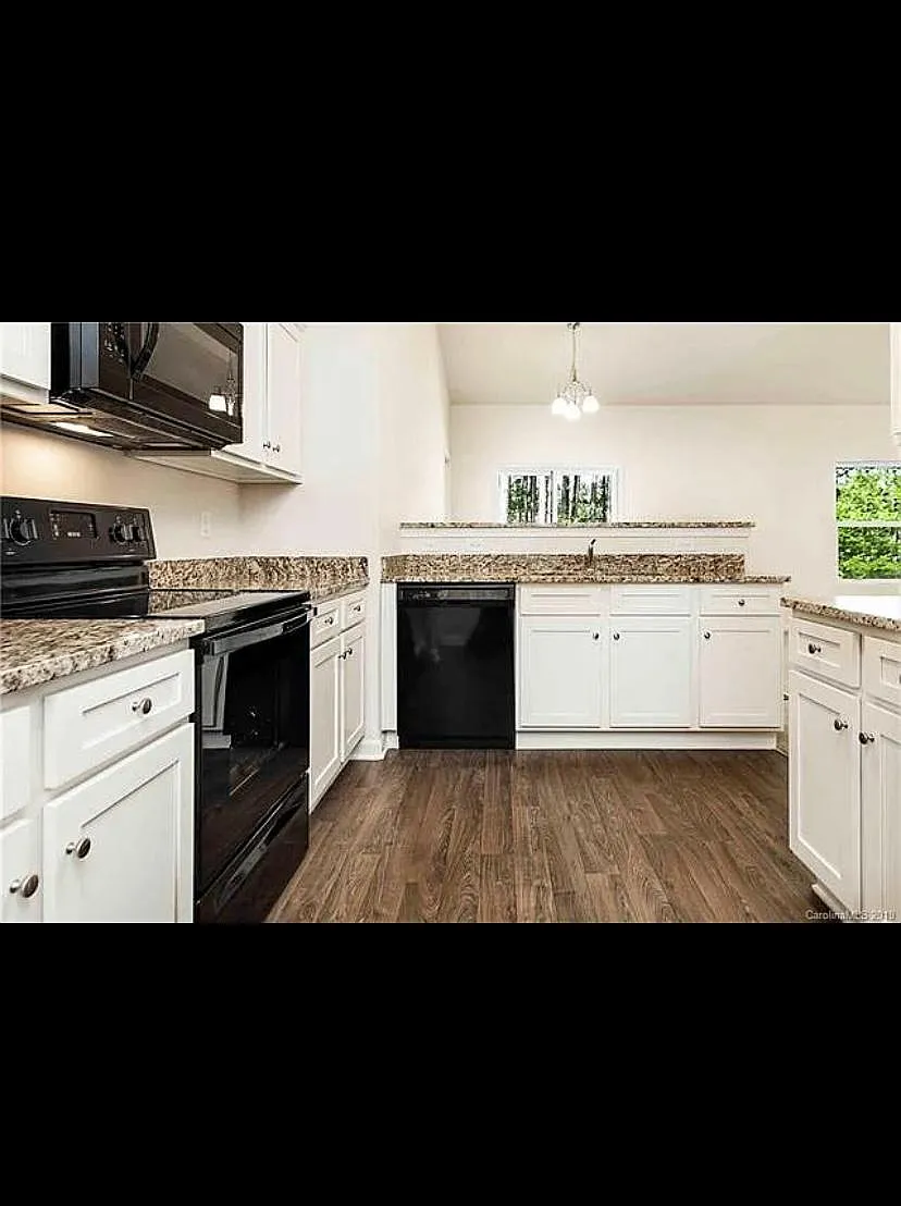 3 bed, 1400 sqft, $2,300 — Photo 4