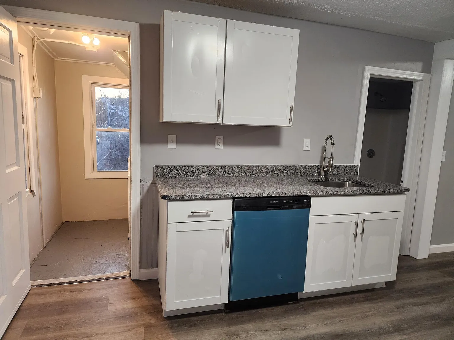 3 bed, 1000 sqft, $1,900 — Photo 2