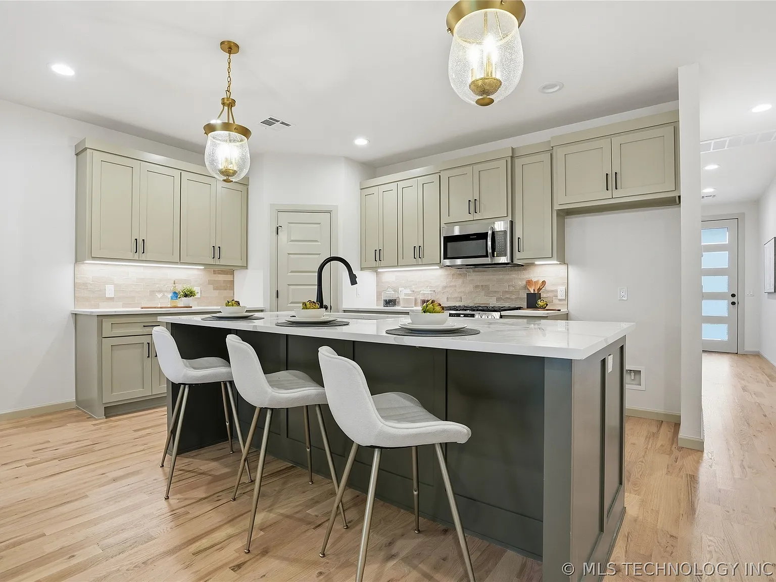 2 bed, 2.5 bath, 3200 sqft, $1,800 — Photo 4