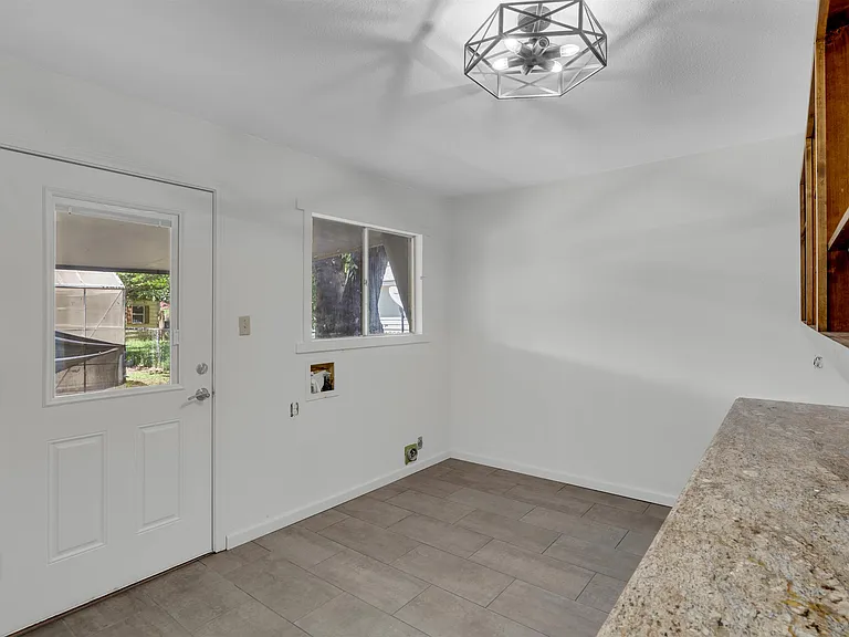 1803 Bluebonnet Ln — Photo 16