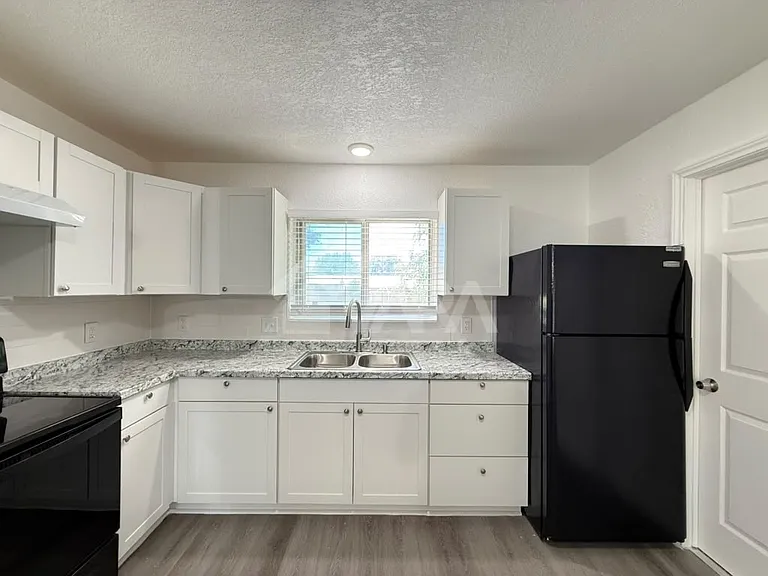 106 Covina Ave — Photo 7