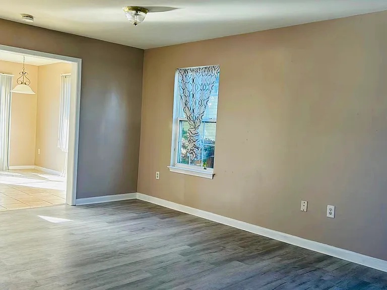 210 E Hazeldell Ave — Photo 4