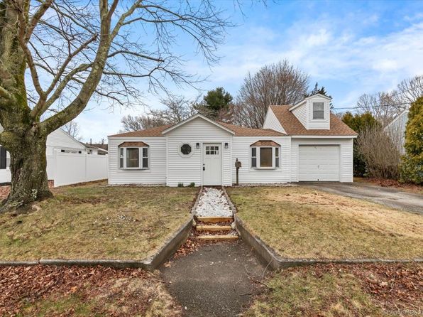 24 Woodlawn Ave, Waterford, CT 06385