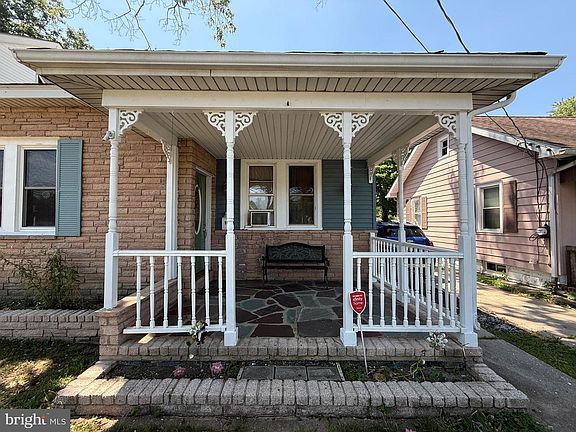 2nd image of 915 W Main St