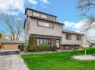 7711 Eleanor Pl, Willowbrook, IL 60527