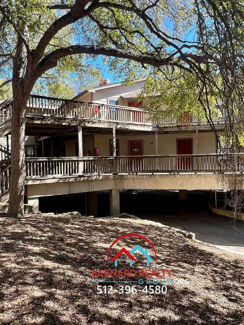 402 Fredericksburg Condos — Photo 2