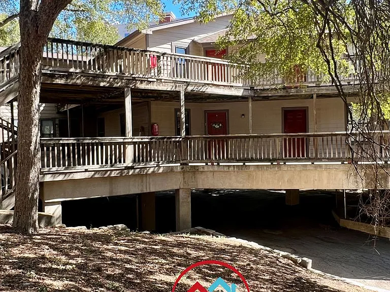 402 Fredericksburg St — Photo 1