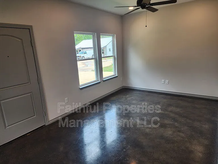 405 N Logan Ln #B — Photo 4