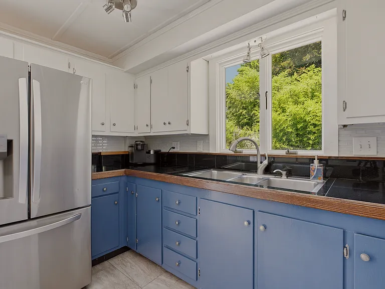 21 Clinton Ave — Photo 15