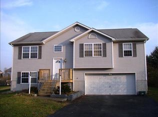 28 Sugar Maple Rd, Poughkeepsie, NY 12603