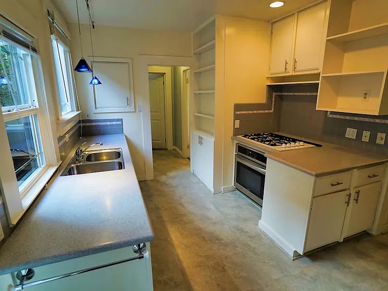 2836 Derby St — Photo 2