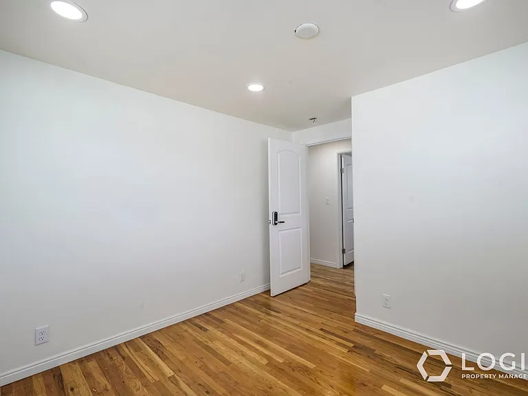 759 N Riverside Dr #UPSTAIRS — Photo 11