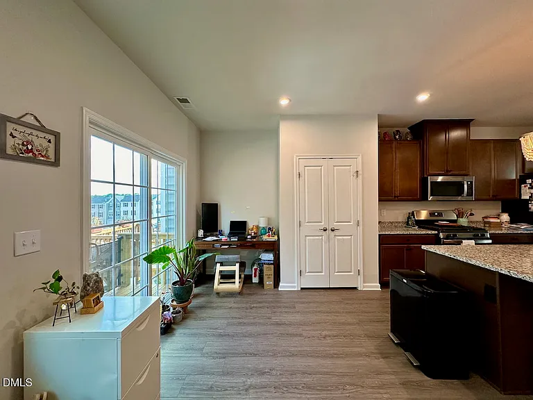 921 Romeria Dr — Photo 10