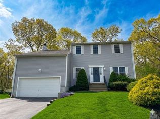 23 Beechwood Hollow St, Bradford, RI 02808
