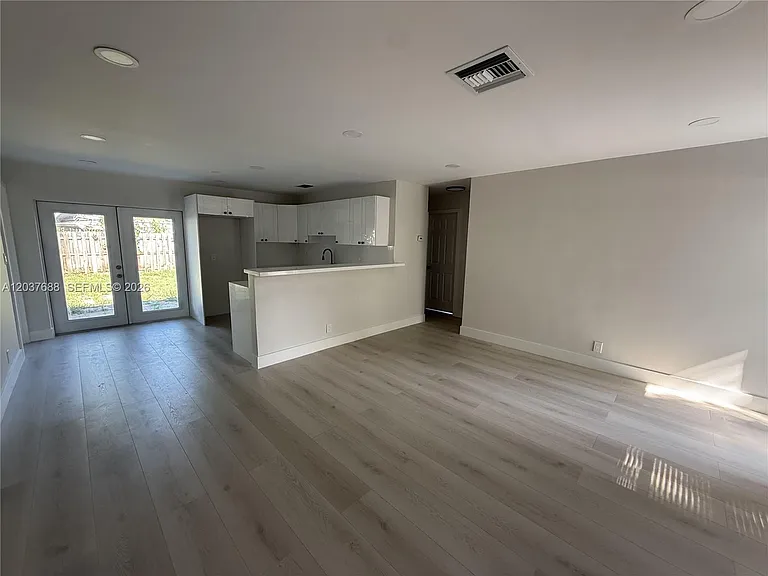 1700 SW 69th Ter — Photo 3